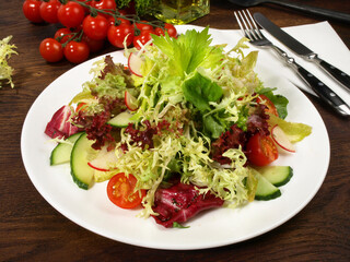 Großer gemischter Salat - Salatteller mit Tomate und Gurken