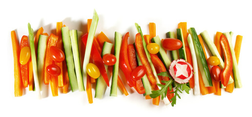 Gemüsesticks mit Kirschtomaten und Radieschen - Salat und Gemüse Streifen Freigestellt. Rohkost...