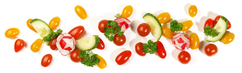 Rote und gelbe Kirschtomaten mit Salat, Gemüse und Radieschen - Freigestellt. Rohkost Vegan Panorama