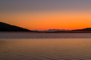 Obraz premium Lac en bulgarie au coucher de soleil