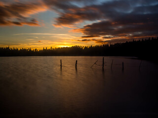 Le lac de servieres au coucher de soleil en auvergne france