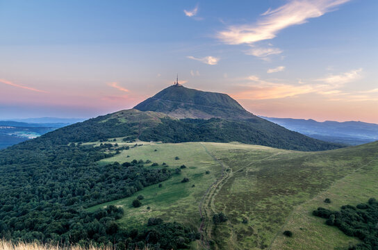Le puy de d&ocirc;me au coucher de soleil en auvergne france