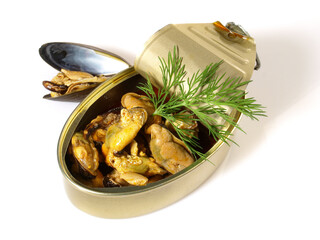 Miesmuscheln in der Dose auf weißem Hintergrund - Freigestellt