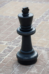 Schachfiguren auf einem Outdoor Schachfeld. Schach das Spiel mit Strategie.
