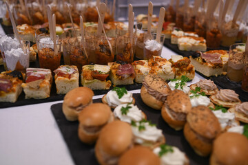 Buffet de nourriture pendant un mariage