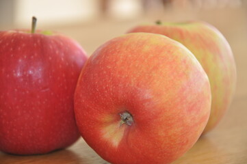 Leckere Rote Äpfel auf einem Holztisch