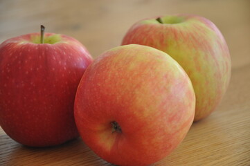 Fototapeta na wymiar Leckere Rote Äpfel auf einem Holztisch