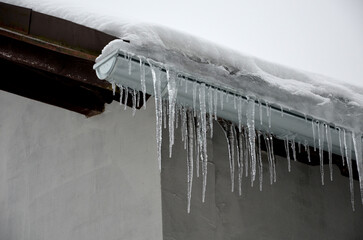 the heat from the house passes through the roof and melts the snow. it freezes in the eaves of the roof and forms icicles. repel truss insulation must be carried out