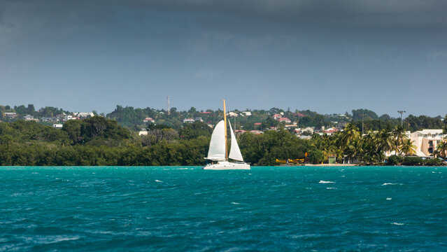 voilier qui navigue en Guadeloupe