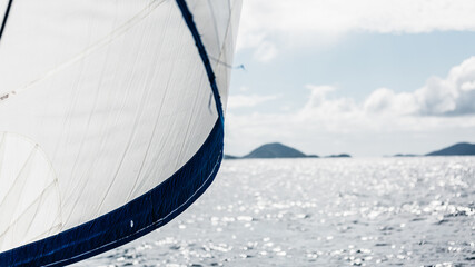 Voile de bateau ou génois gonflée avec le vent en bateau lors d'une navigation 
