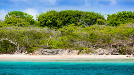 Réserve protégée de Petite Terre en Guadeloupe avec une eau turquoise