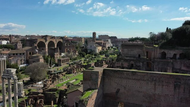 Il Foro Romano ei resti dell'antica Roma. Italia. 4K.
Le rovine dell'antica Roma, il Colosseo. Riprese aeree con drone.