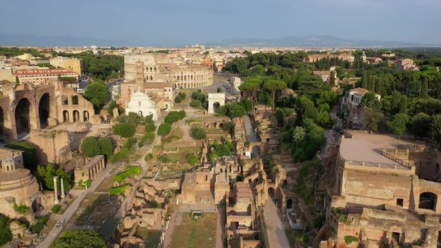 Il Foro Romano ei resti dell'antica Roma. Italia. 4K.
Le rovine dell'antica Roma, il Colosseo. Riprese aeree con drone.