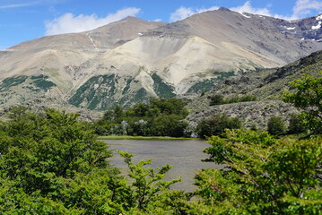 Obraz na płótnie Canvas Montañas con laguna