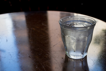 グラスに注いだ冷たい水のイメージ