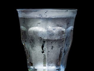 グラスに注いだ冷たい水のイメージ