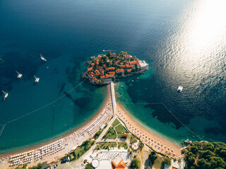 Luchtfoto van de stranden in de buurt van het eiland Sveti Stefan. Montenegro