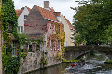 Fototapeta na wymiar Medieval Bruges canal scene 2