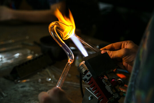 Process of handmade glassworks manufacturing with glass blowing burner