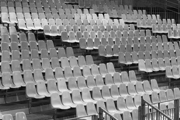 gradin de chaises dans une salle de spectacle