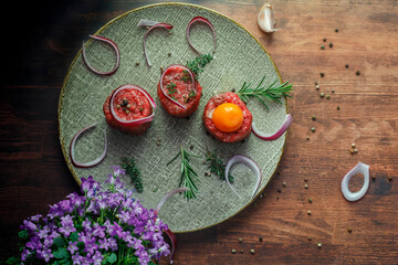 Frisches Tatar mit Eigelb und Kräuter