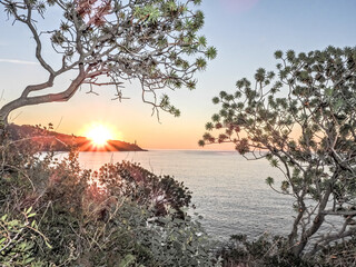 Fototapeta na wymiar Beauté du lever de soleil sur la mer et la presqu'ile du Cap Ferrat depuis le Cap de Nice sur la Côte d'Azur