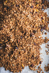 vista superior de granola en una bandeja de horno