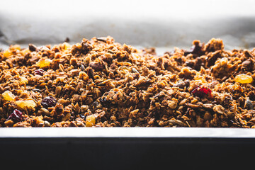 primer plano de granola en una bandeja de horno