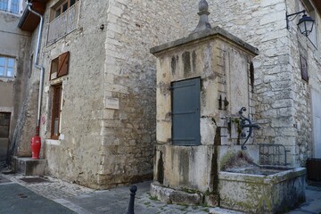 Fototapeta na wymiar La fontaine située place Grenette, construite au 19eme siècle, village de Morestel, département de l'Isère, France