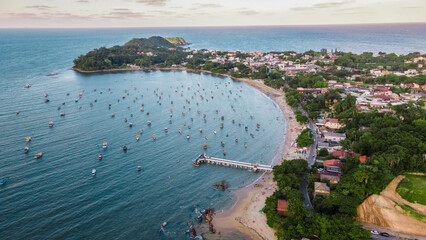 Vista aérea panoramica  da costa da praia de Penha em Santa Catarina © William