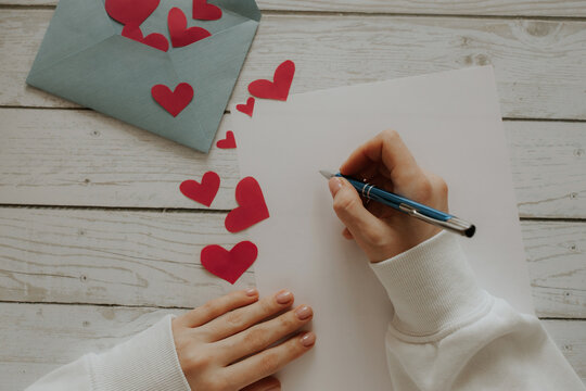 Devushka writes a letter for her beloved.