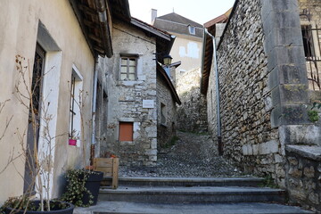 Vieille rue typique, village de Morestel, département de l'Isère, France