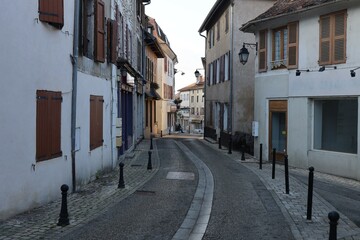 Fototapeta na wymiar Vieille rue typique, village de Morestel, département de l'Isère, France