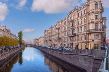 Fototapeta na wymiar view of the canal with granite banks and beautiful old buildings on the embankment in the historical part of the Russian city of St. Petersburg