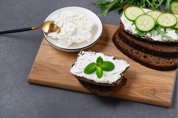 Healthy sandwich with white cottage cheese, cucumber and arugula