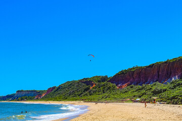 Fototapeta na wymiar céu azul e o Parapente na praia de Arraial d'Ajuda Bahia Brasil