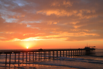 Fototapeta na wymiar Beautiful sunset in Scripps Pier, San Diego