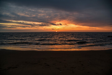 Obraz premium Sunset over the Atlantic Ocean in France, beautiful landscape.