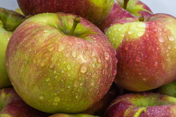 red and green apples