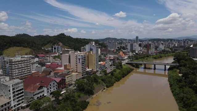 Vista a&eacute;rea panoramica do centro da cidade de Blumenau sobre o rio Itaja&iacute;-a&ccedil;u em Santa Catarina