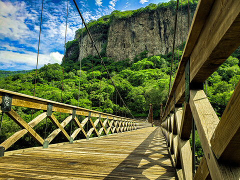 Puente colgante antiguo de barranca de Huentit&aacute;n, Guadalajara jalisco, M&eacute;xico
