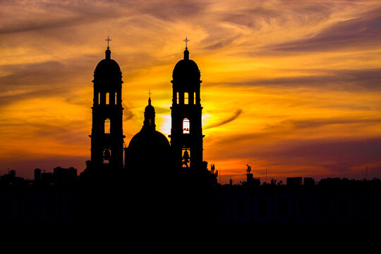 Atardecer amanecer anochecer  Rojo Silueta, sombra Bas&iacute;lica de Zapopan jalisco M&eacute;xico Contra Luz  del Templo Iglesia Cat&oacute;lica 
