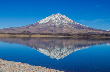 Fototapeta na wymiar mirror lake with volcano reflection