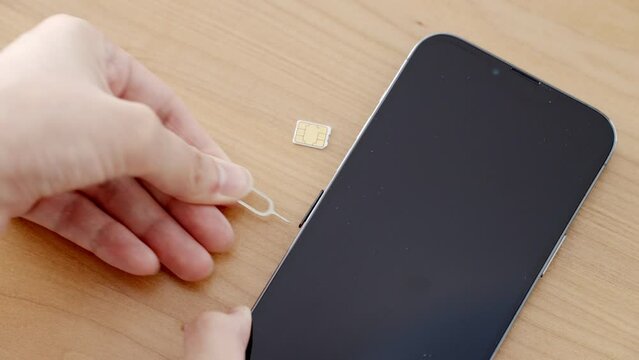 スマホにSIMカードを入れ替える