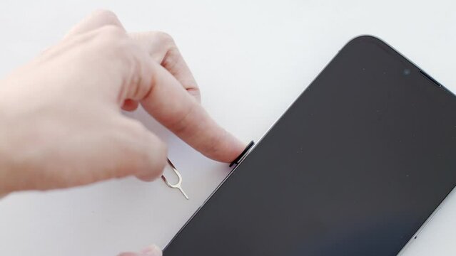 スマホにSIMカードを入れ替える