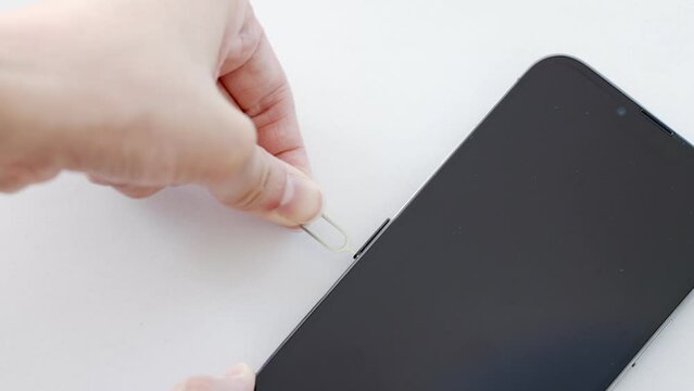 スマホにSIMカードを入れ替える