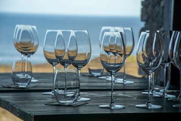 Taças de vinho à beira mar