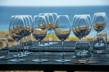 Taças de vinho à beira mar