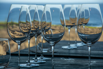 Taças de vinho à beira mar