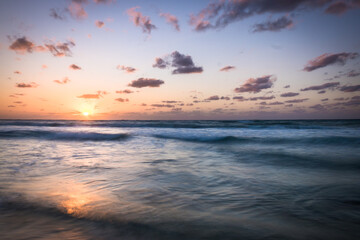 Mer des Caraïbes au coucher du soleil, Grand Cayman, îles Caïmans